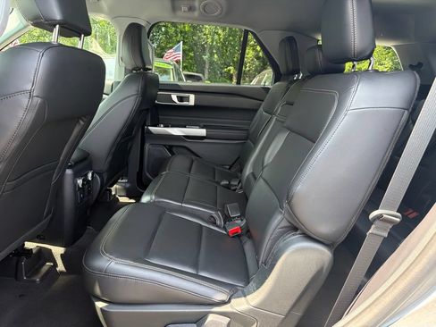 Used 2022 Ford Explorer XLT w/ Equipment Group 202A AWD/4WD image 9