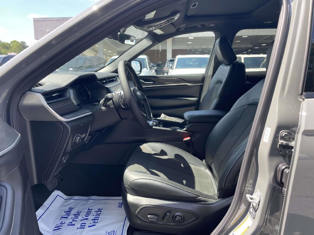 New 2027 Jeep Grand Cherokee Altitude RWD image 27