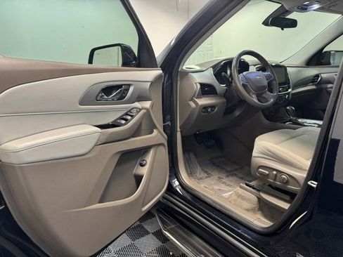Used 2020 Chevrolet Traverse LT image 11