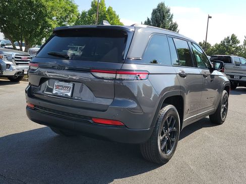 Used 2025 Jeep Grand Cherokee Altitude AWD/4WD image 3