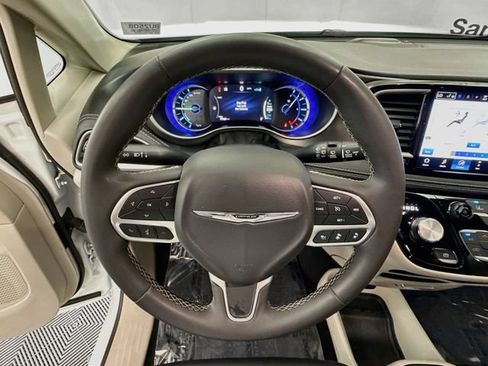 Used 2024 Chrysler Pacifica Limited FWD image 11