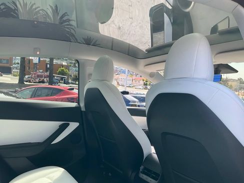Used 2021 Tesla Model Y Long Range AWD/4WD image 63