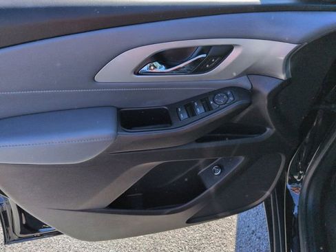 Used 2021 Chevrolet Traverse LT image 12