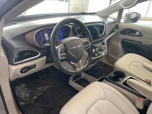 Used 2018 Chrysler Pacifica Touring-L Plus w/ Tire & Wheel Group image 16