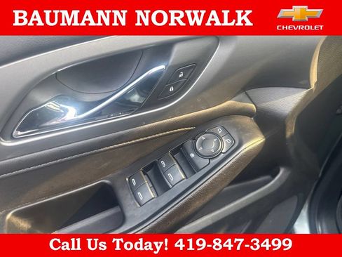 Used 2023 Chevrolet Traverse LT FWD image 17