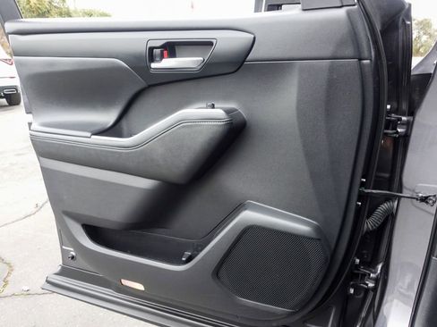 Used 2021 Toyota Highlander XLE image 23