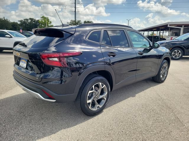 Used 2025 Chevrolet Trax LT FWD image 4