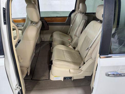 Used 2008 Chrysler Town & Country Limited w/ Entertainment Group #3 FWD image 19