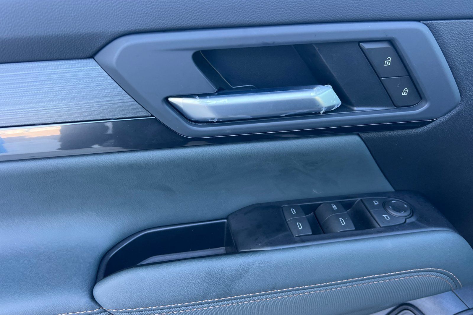 New 2027 GMC Terrain AT4 w/ Technology Package II AWD/4WD image 8