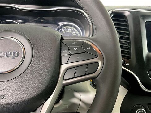 Used 2020 Jeep Cherokee Latitude Plus w/ Comfort/Convenience Group FWD image 25