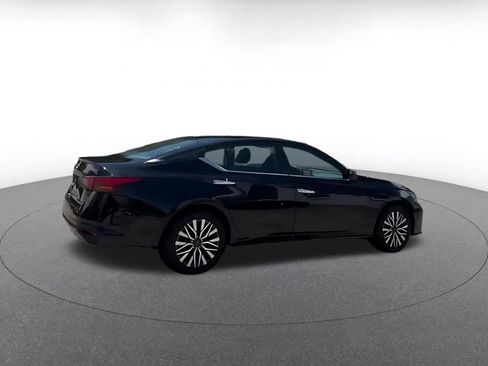 Used 2025 Nissan Altima 2.5 SV FWD image 10