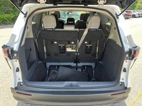 Used 2024 Toyota Sienna LE AWD/4WD image 13
