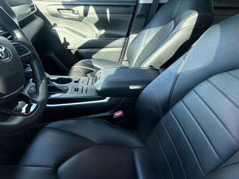 Used 2021 Toyota Highlander XLE AWD/4WD image 7