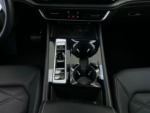 Used 2025 Volkswagen Atlas Cross Sport SE image 15