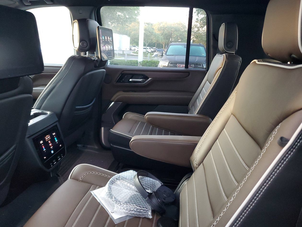 Used 2025 GMC Yukon XL Denali Ultimate AWD/4WD image 11