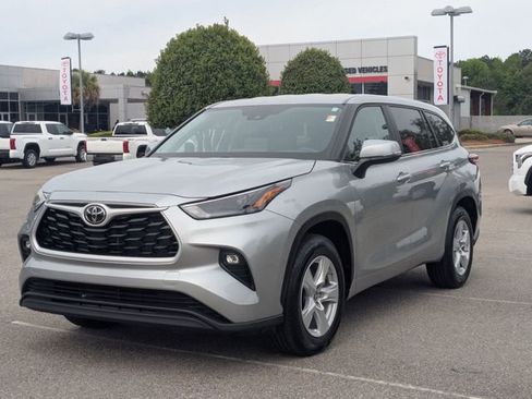 Used 2025 Toyota Highlander LE FWD image 7
