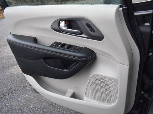 Used 2023 Chrysler Pacifica Touring-L FWD image 33