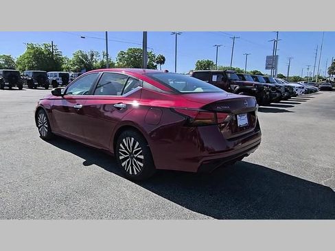 Used 2025 Nissan Altima 2.5 SV FWD image 32