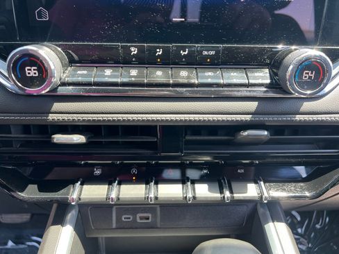 Used 2023 Chevrolet Colorado LT w/ LT Convenience Package AWD/4WD image 18