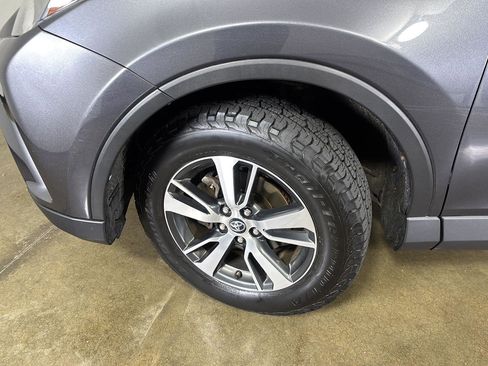 Used 2018 Toyota RAV4 XLE AWD/4WD image 5
