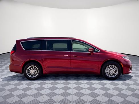 Used 2021 Chrysler Pacifica Touring-L FWD image 8