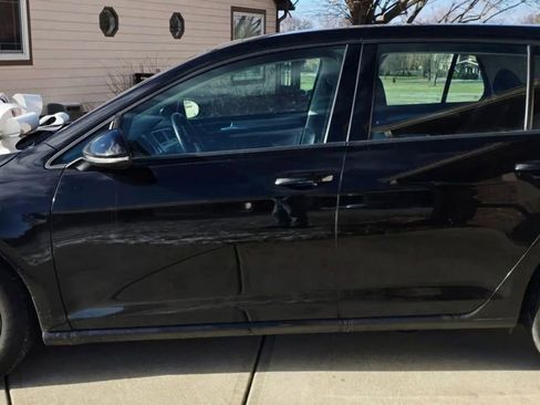 Used 2016 Volkswagen Golf S image 8