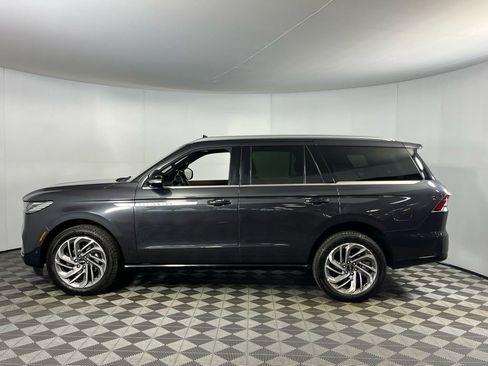 Used 2025 Lincoln Navigator Reserve image 10