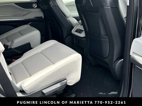 New 2026 Lincoln Navigator Reserve AWD/4WD image 16