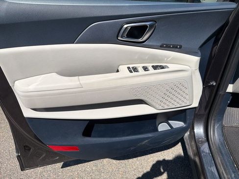 Used 2025 Kia Carnival EX image 13