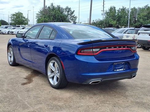 Used 2018 Dodge Charger SXT w/ Blacktop Package RWD image 2