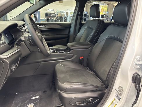 New 2025 Jeep Grand Cherokee L Altitude image 10