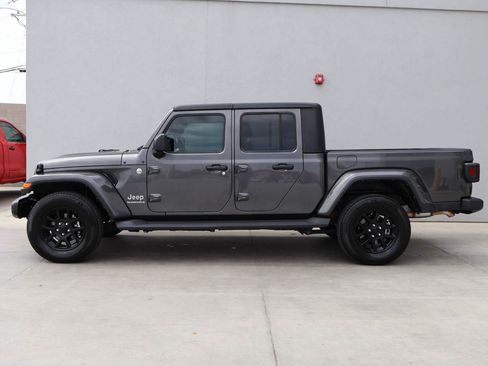 Used 2023 Jeep Gladiator Overland AWD/4WD image 2