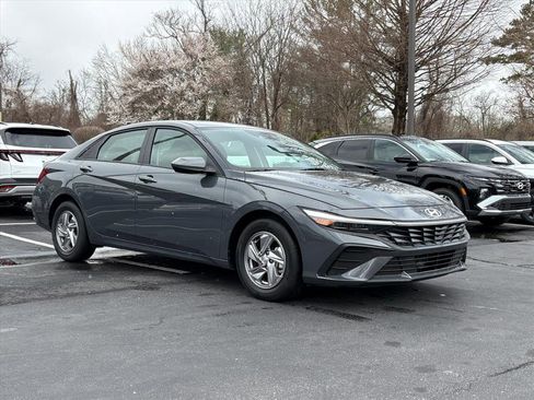 Certified 2025 Hyundai Elantra SE image 1