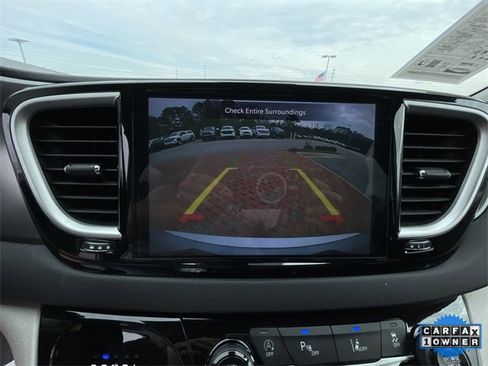 Used 2024 Chrysler Pacifica Touring-L image 24