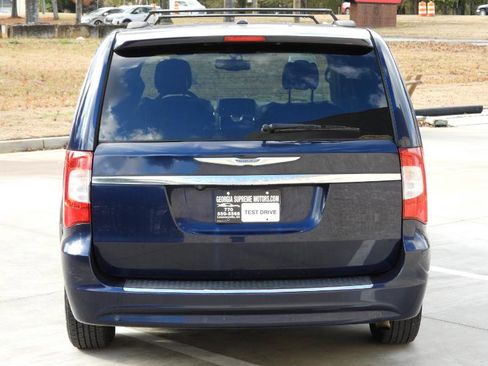 Used 2014 Chrysler Town & Country Touring-L image 11