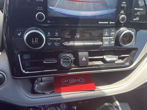 Used 2021 Toyota Highlander XLE AWD/4WD image 7