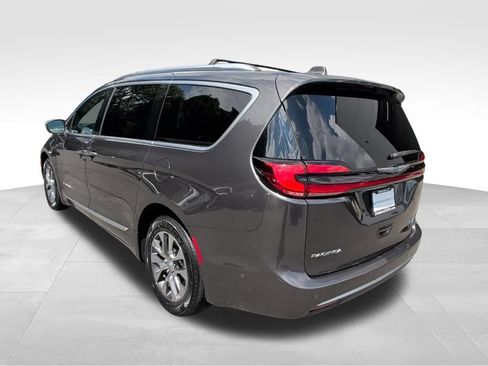 Used 2021 Chrysler Pacifica Pinnacle FWD image 3
