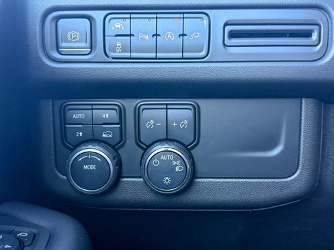 Used 2022 Chevrolet Suburban LT image 40