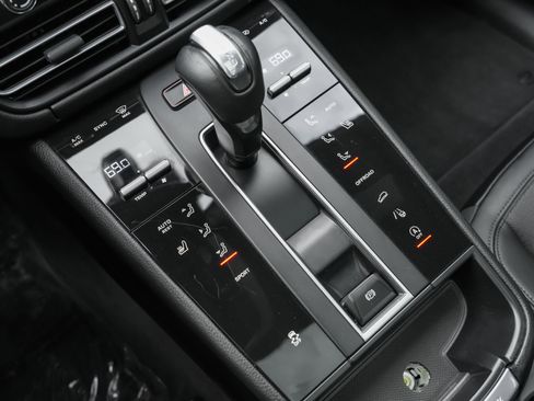 Used 2022 Porsche Macan image 16