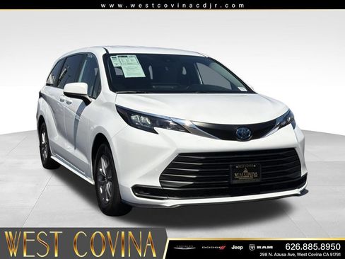 Used 2025 Toyota Sienna LE FWD image 2