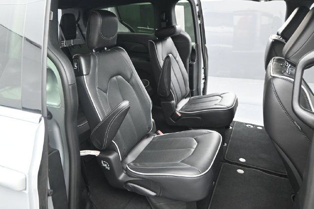 Used 2026 Chrysler Pacifica Limited FWD image 15