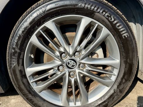 Used 2017 Toyota Camry SE image 6