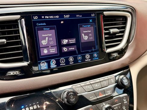 Used 2020 Chrysler Pacifica Touring-L Plus image 23