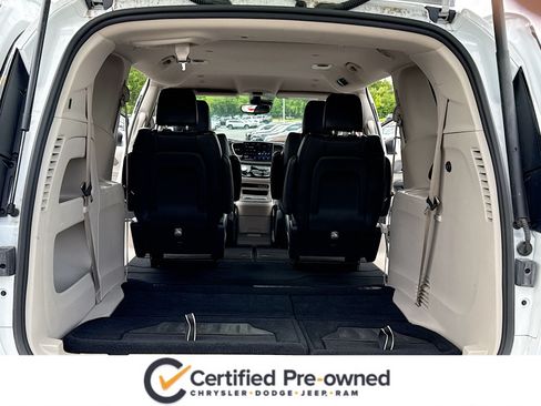 Used 2023 Chrysler Pacifica Touring-L FWD image 7