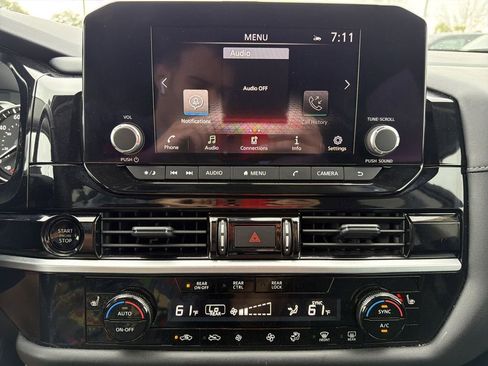 Used 2025 Nissan Pathfinder SV image 31