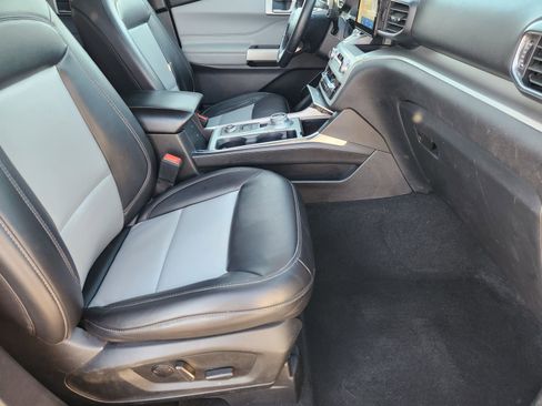 Used 2022 Ford Explorer XLT w/ Equipment Group 202A image 17