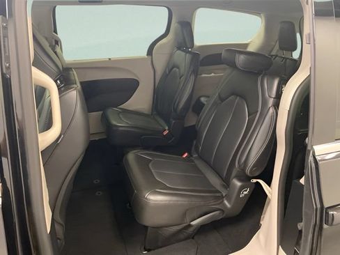 Used 2023 Chrysler Pacifica Touring-L FWD image 21