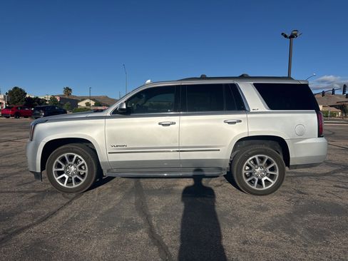 Used 2017 GMC Yukon SLT w/ Premium Edition image 2