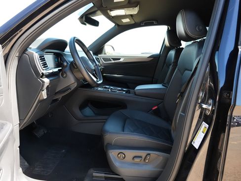 Used 2025 Volkswagen Atlas Cross Sport SE image 17