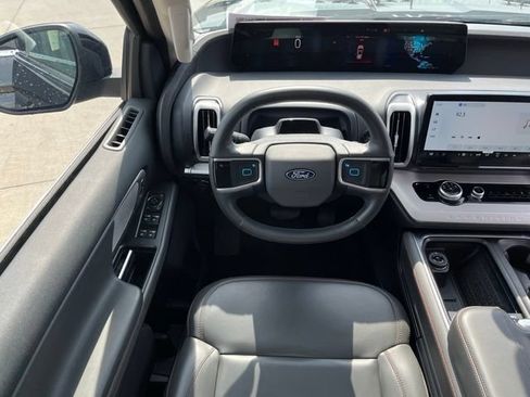 Used 2025 Ford Expedition Active AWD/4WD image 11